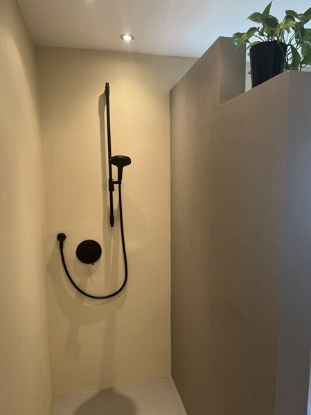 Fugenloses Duschbereich mit nahtlosem Übergang von Boden und Wand