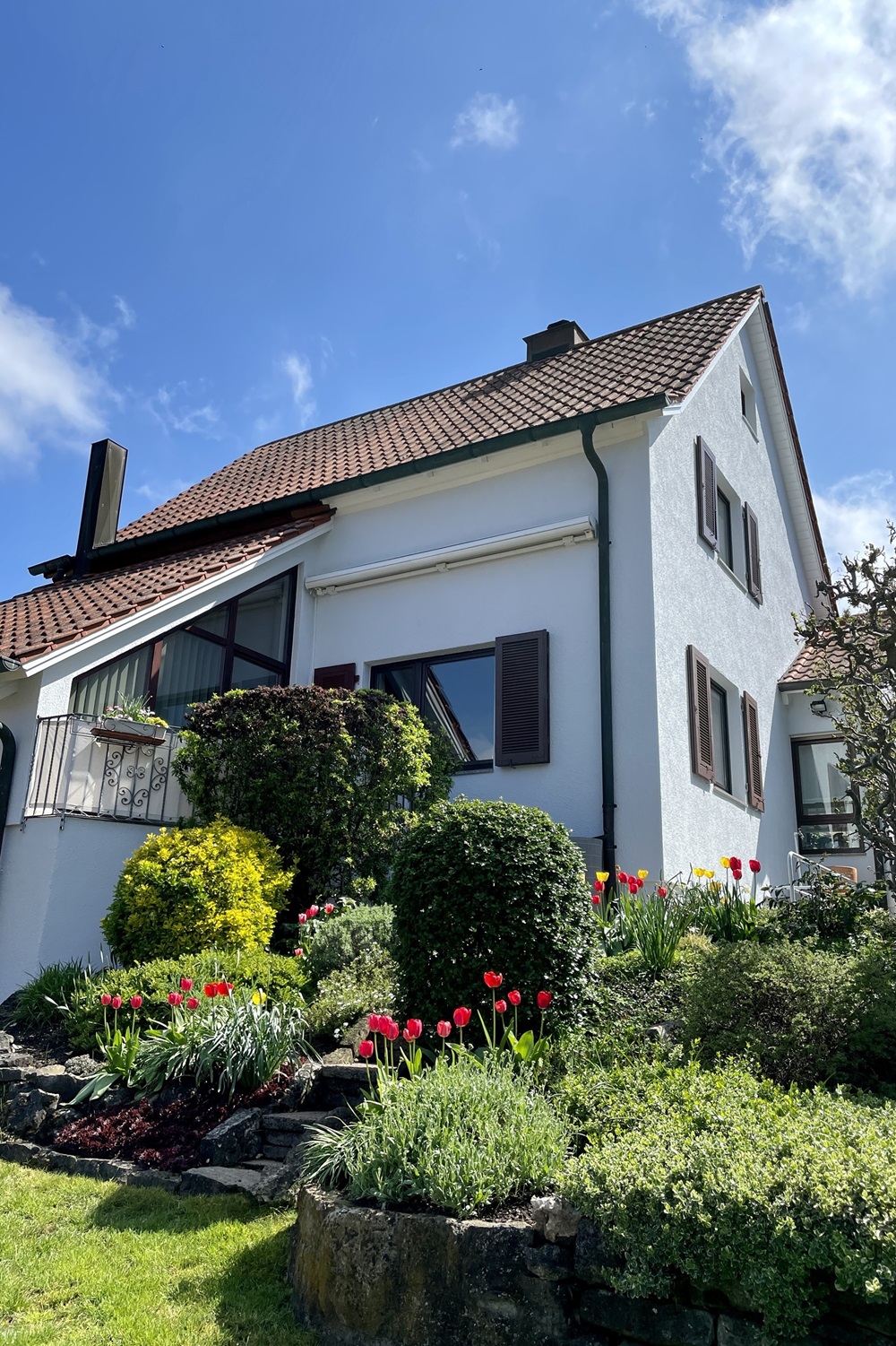 Älteres Gebäude mit frisch renovierter Fassade